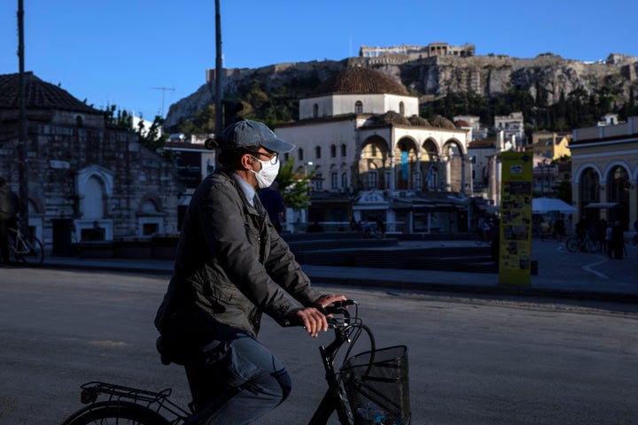 Άντρας με μάσκα στο Μοναστηράκι