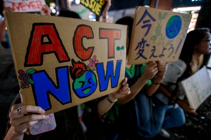 2019年9月20日、日本の東京で開催された全国的な気候変動行動日に抗議する「Fridays For Future」運動の参加者たち。