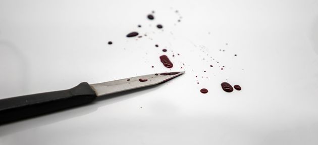 Un hombre agrede a su pareja y los familiares de ella le clavan un cuchillo en el
