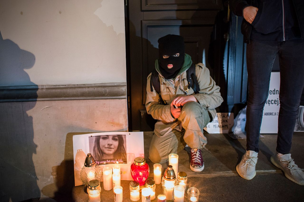 Κεριά στη μνήμη της αδικοχαμένης Ιζαμπέλα έξω από το Υπ.Υγείας στην Βαρσοβία κατά τη διάρκεια μεγάλης συγκέντρωσης διαμαρυτίρας #marchforIZA