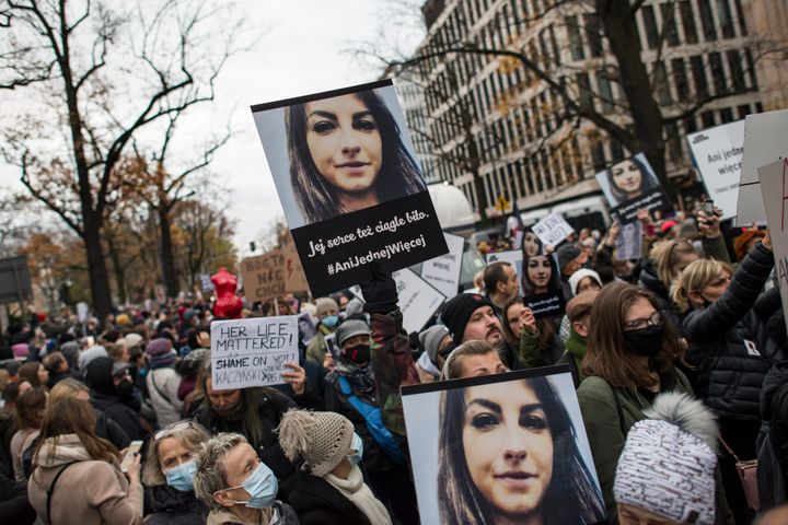 イザベラさんの写真を掲げて抗議するデモ参加者たち（2021年11月6日、ワルシャワ）
