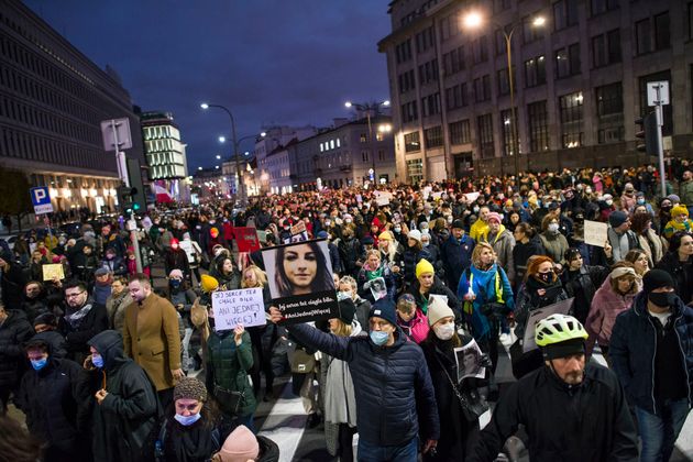ワルシャワのデモには数千人が参加し、中絶禁止に抗議の意を示した