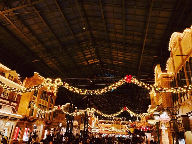 東京ディズニーランド シーのクリスマス 21年のポイントは 期間ごとに変わるショーにあのチュロスも 情報まとめ ハフポスト 東京ディズニーランド シーのクリスマス 21年のポイントは 期間ごとに変わるショーにあのチュロスも 情報まとめ ハフポスト