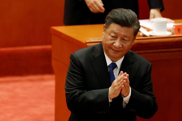 El presidente chino, Xi Jinping, rinde homenaje en una reunión para conmemorar el 110 aniversario de la Revolución Xinhai ...