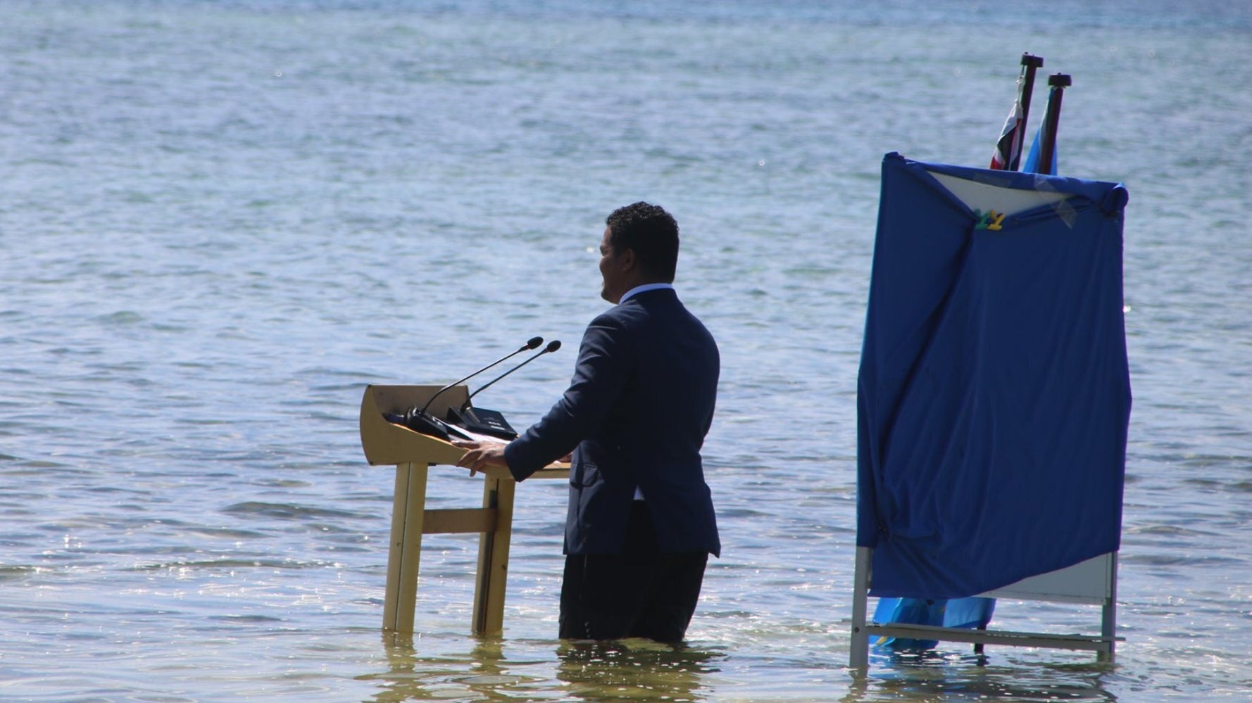 ツバルの外相 膝まで海に浸かりながら 気候変動対策を訴える Cop26 ハフポスト World ツバルの外相 膝まで海に浸かりながら 気候変動対策を訴える Cop26 ハフポスト World