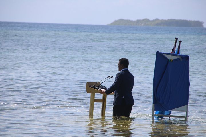 海に浸かりながらスピーチするツバルのサイモン・コフェ外相