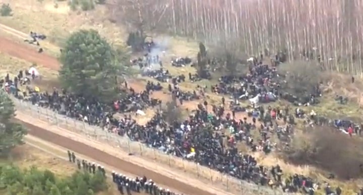移民が国境に押し寄せる ベラルーシの 独裁者 が送り込んだか 動画 画像 ハフポスト News 移民が国境に押し寄せる ベラルーシの 独裁者 が送り込んだか 動画 画像 ハフポスト News