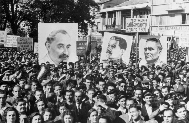 Εορτασμοί στη Βουλγαρία για τα 30 χρόνια από τη Ρωσική Επανασταση. Κάποια από τα πλακάτ γράφουν "ζήτω η ένωση των σλάβων". Τα πορτραίτα που διακρίνονται είναι το Ντιμιτρόφ στ΄αριστερά, του Στάλιν και του Τίτο. 