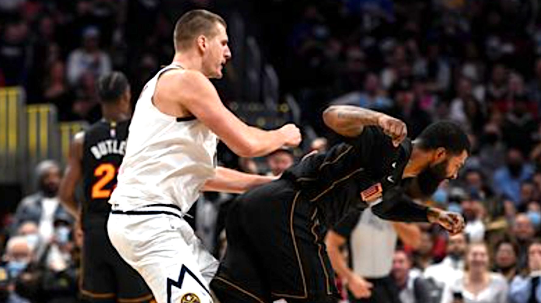 Nikola Jokic dá um ‘tiro ruim’ contra Markiv Morris na jogada mais feia da temporada