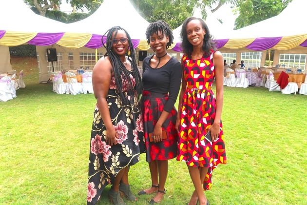 アフリカ布の洋服をまとうケニアの女性たち