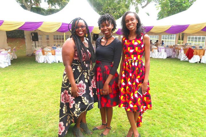アフリカ布の洋服をまとうケニアの女性たち