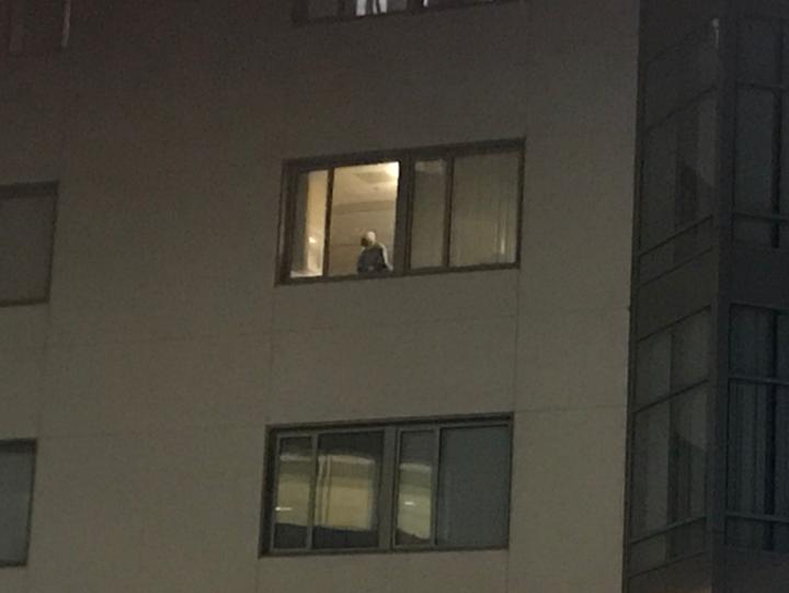 El padre del autor en el cuarto piso del hospital, visto desde el estacionamiento.