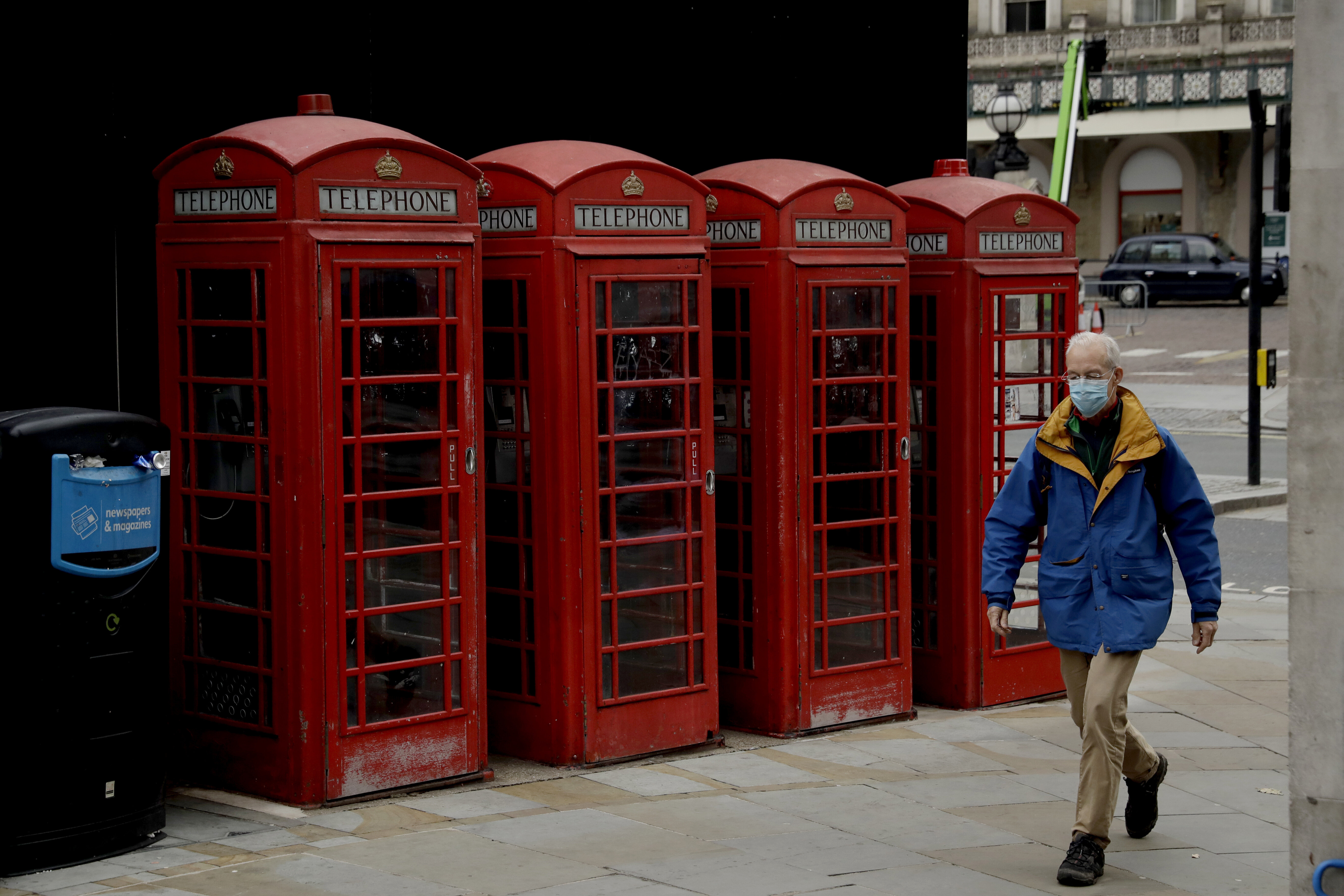 Phones uk. Будка для звонков в Англии 0,. Uk Phone. © AP photo / Matt Dunham прохожие в Лондоне. Архивное фото.