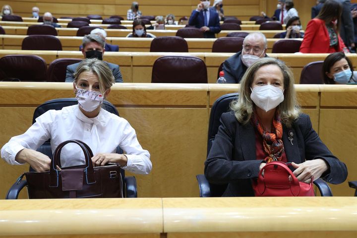 Las vicepresidentas Yolanda Díaz y Nadia Calviño en el pleno del Senado en Madrid.