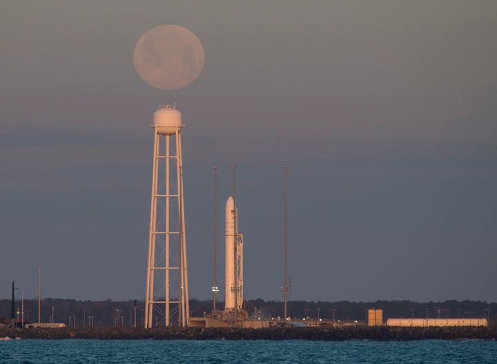 La nave Cygnus de Northrop Grumman con la luna detrás en las instalaciones de la NASA, en Virginia.
