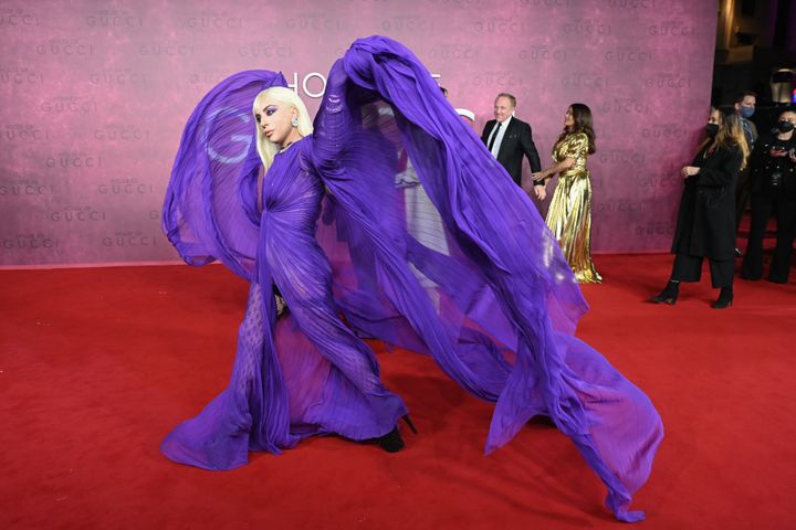 Η Gaga φόρεσε ένα εντυπωσιακό μωβ φόρεμα, από τον οίκο Gucci.