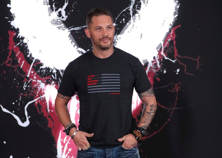 Ο Τομ Χάρντι μπροστά στην αφίσα της ταινίας «Venom». REUTERS/Mario Anzuoni