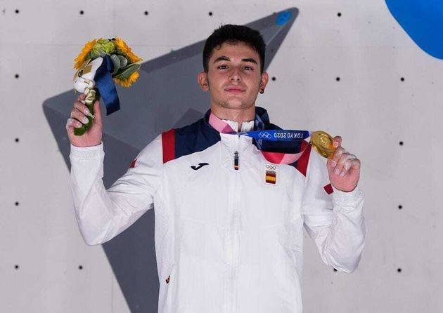 Alberto Ginés, disfrutando de la medalla de oro en el podio de los Juegos Olímpicos de