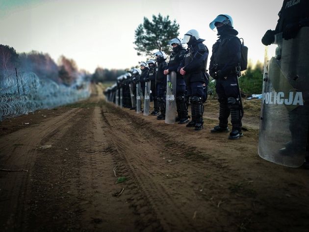 Des policiers polonais, ici à la frontière entre la Biélorussie et la Pologne le 10 novembre 2021.