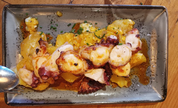 Pulpo con huevos rotos y patatas de La Caníbal.