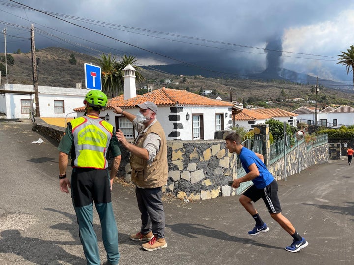 José Andrés, en La Palma, junto a un miembro de la Guardia Civil.