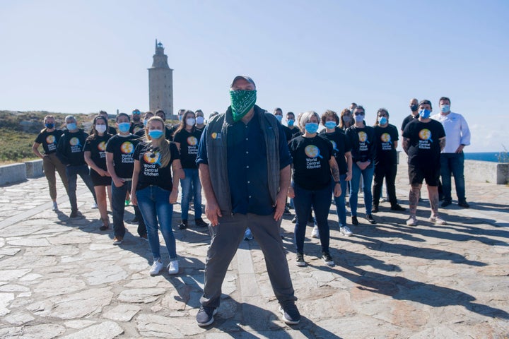 El cocinero asturiano junto a un grupo de voluntarios de World Central Kitchen en una foto tomada en A Coruña durante el operativo de reparto de comidas por la pandemia