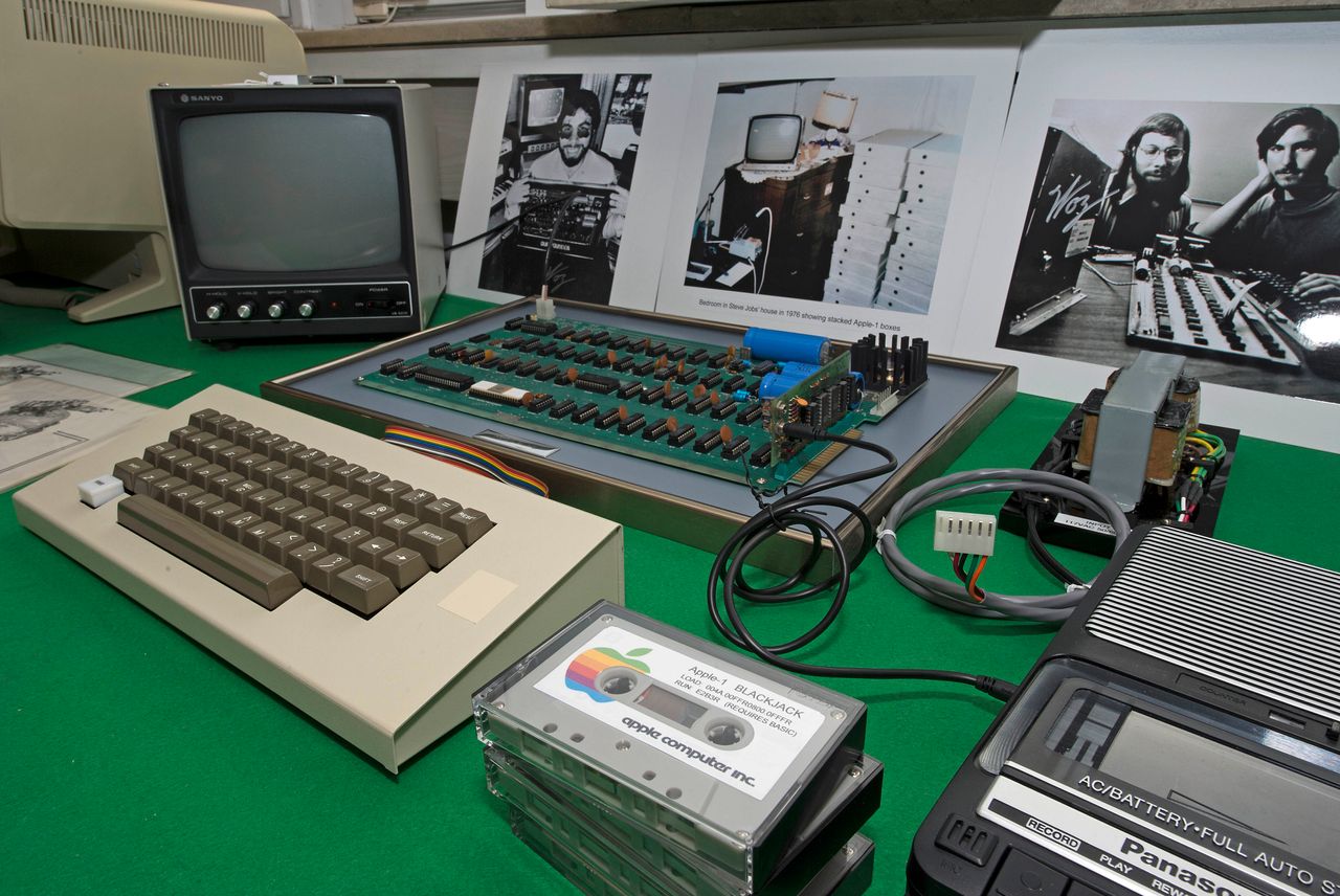 Ένας υπολογιστής Apple 1 του 1976, κατασκευασμένος από τους Στιβ Τζομπς και Στιβ Βόζνιακ σε δημοπρασία στην Κολωνία της Γερμανίας, το Σάββατο, 16 Νοεμβρίου 2013. Ο αριθμός μονάδας "46", το πιο πλήρες χειροποίητο μοντέλο και ένα από ελάχιστα «Apple 1» που είναι σε λειτουργική κατάσταση. Είναι το μοναδικό που φέρει το αρχικό κουτί συσκευασίας.
