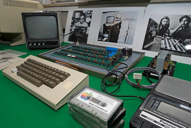 Ένας υπολογιστής Apple 1 του 1976, κατασκευασμένος από τους Στιβ Τζομπς και Στιβ Βόζνιακ σε δημοπρασία στην Κολωνία της Γερμανίας, το Σάββατο, 16 Νοεμβρίου 2013. <br /><br />Ο αριθμός μονάδας 