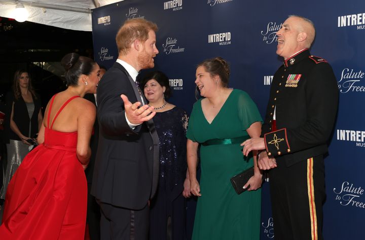 Uma foto do duque e da duquesa de Sussex com os vencedores do Prêmio Valor no tapete vermelho.