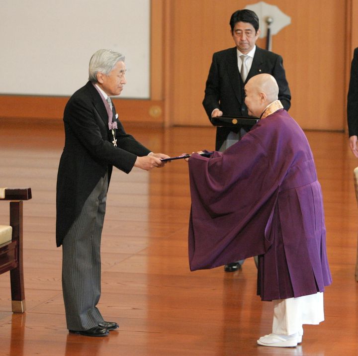 天皇陛下（当時）から文化勲章を手渡される瀬戸内寂聴さん（2006年11月3日撮影）