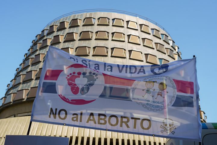 Una imagen de una manifestación contra el aborto frente a la sede del Tribunal Constitucional en Madrid.