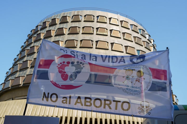 Una imagen de una manifestación contra el aborto frente a la sede del Tribunal Constitucional en Madrid.