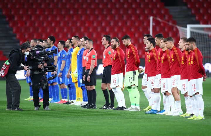 Οι εντεκάδες των δύο ομάδων όπως παρατάχθηκαν κατά το πρώτο αγώνα της 25ης Μαρτίου, στην Γρανάδα της Ισπανίας.