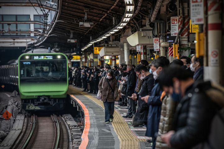 Το τεράστιο σιδηροδρομικό δίκτυο της Ιαπωνίας σπάνια αντιμετωπίζει σημαντικές καθυστερήσεις, με εξαίρεση τις διακοπές που προκαλούνται από σεισμούς και τυφώνες.