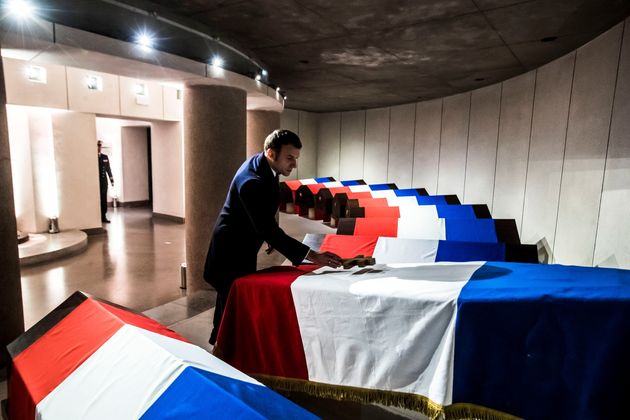 Emmanuel Macron a déposé une croix de Lorraine sur le cercueil de Hubert Germain qui repose...