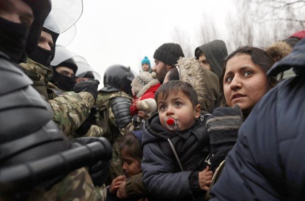 Πώς και από πού φτάνουν οι μετανάστες στη Λευκορωσία για να περάσουν τα πολωνικά σύνορα | HuffPost Greece