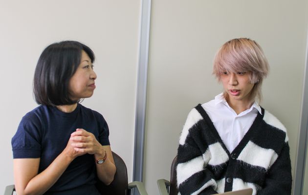 写真右から、菊田有祐さんと母親の史子さん