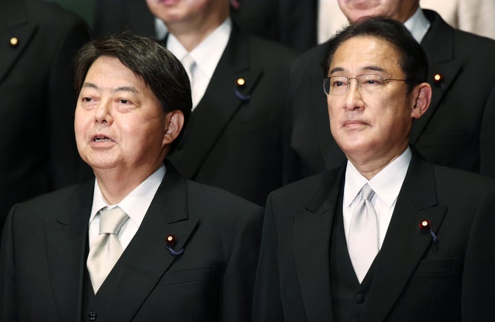 記念撮影に臨む岸田文雄首相（右）と林芳正外相＝11月10日夜、首相官邸