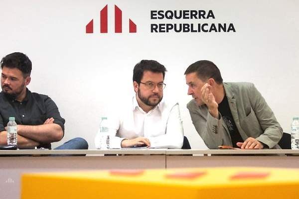 Gabriel Rufián y Pere Aragonès (ERC), con Arnaldo Otegi