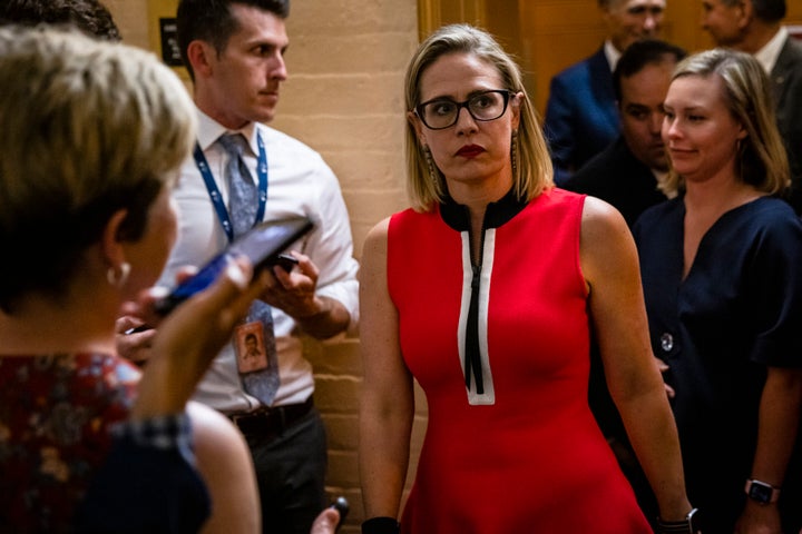 La sénatrice américaine Kirsten Sinema (D-AZ) revient à une réunion bipartite sur les infrastructures dans le sous-sol du Capitole américain après l'échec des pourparlers initiaux avec la Maison Blanche le 8 juin 2021 à Washington, DC.