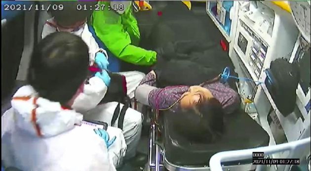 이재명 더불어민주당 후보 측이 부인 김혜경씨의 낙상 사고 당일(지난 9일) 김씨가 후송되는 모습이 담긴 CCTV를 12일 공개했다. 이 후보가 김씨의 손을 잡고