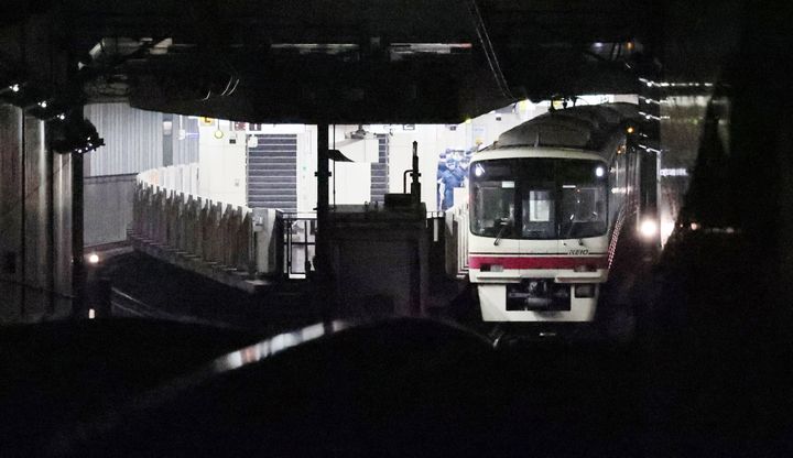 走行中の電車内で乗客が刺傷されるなどした事件で、京王線国領駅に停車した電車＝10月31日午後10時42分、東京都調布市