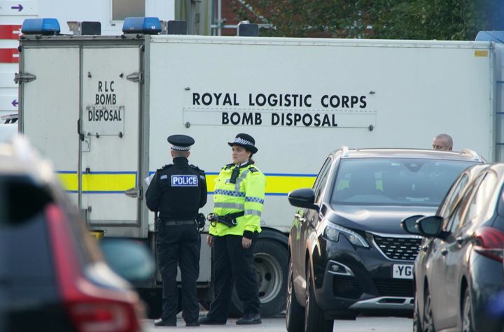 Κυριακή,14/11 2021. Η αντιτρομοκρατική αστυνομία στη Βρετανία ερευνά μια έκρηξη σε νοσοκομείο την Κυριακή στην πόλη του Λίβερπουλ που σκότωσε ένα άτομο και τραυμάτισε ένα άλλο. Η αστυνομία κλήθηκε μετά από έκρηξη σε ταξί που έξω από το Γυναικείο Νοσοκομείο του Λίβερπουλ το πρωί της Κυριακής. (Peter Byrne / PA μέσω AP)
