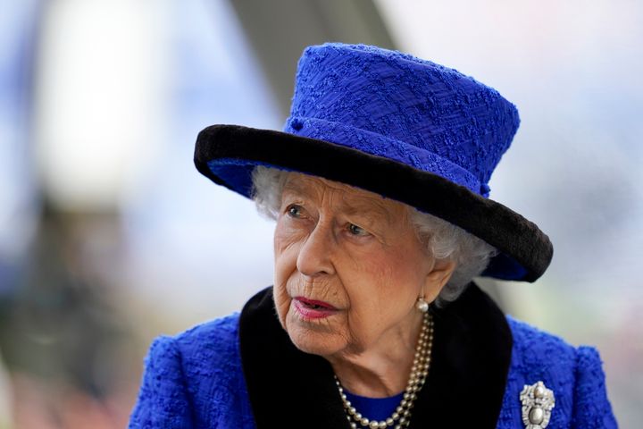 La reina Isabel II durante las carreras de Ascot en octubre de 2021.