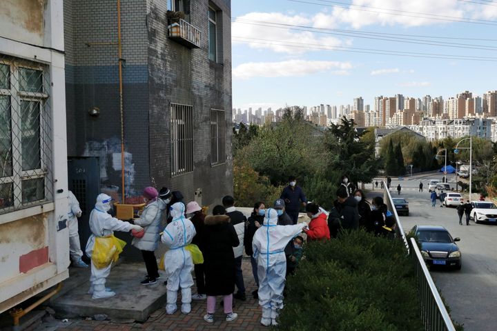Άνθρωποι κάνουν ουρά για τεστ νουκλεϊκού οξέος σε συγκρότημα μετά από τοπικά κρούσματα της νόσου του κορονοϊού (COVID-19) στο Νταλιάν, στην επαρχία Λιαονίνγκ, Κίνα, 10 Νοεμβρίου 2021.