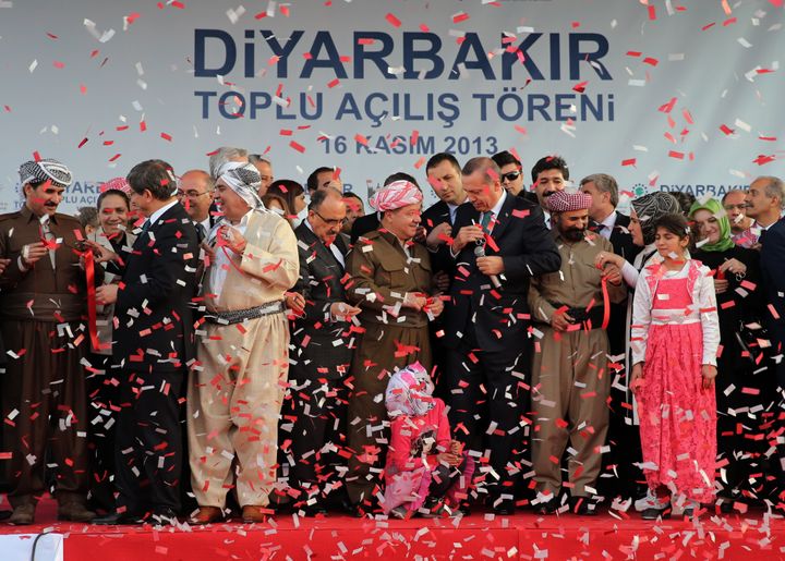 Νοέμβριος 2013 - Ο Ερντογάν μαζί με τον ηγέτη των Κούρδων στο Ιράκ Μασούντ Μπαρζανί σε μια ομαδική τελετή γάμου στο Ντιγιαρμπακίρ.