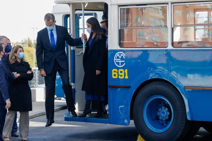 Los reyes bajando del autobús de la EMT que han cogido este lunes.