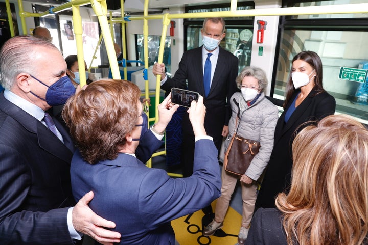 Los reyes echándose una foto con una mujer en el autobús de la EMT.