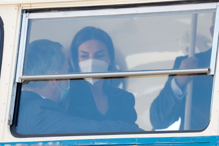 Letizia y Felipe viajando en autobús.