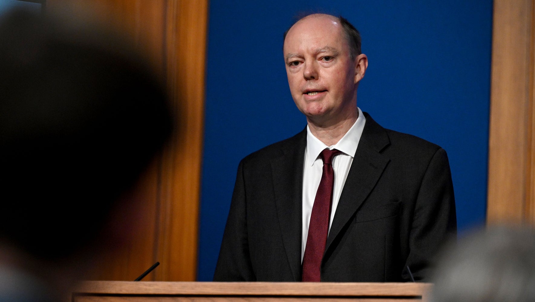 Chris Whitty da una advertencia 'severa' a las mujeres embarazadas para que se vacunen contra la Covid - Espanol News - espanol.news